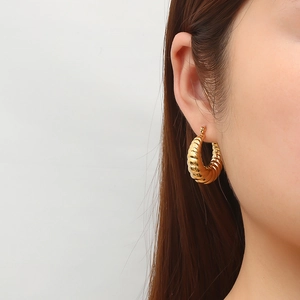 Hochglanzpolierte goldene Creolen im Croissant-Stil aus Edelstahl für einen modernen Look