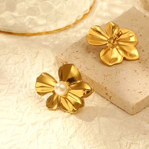 Retro Stainless Steel Flower Stud Earrings 18K Gold Plated Wavy Petal Artificial Pearl Floral Earrings For Women Elegant Jewelry