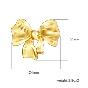 Boucles d'oreilles nœud en or 18 carats de style français avec texture à rayures fines