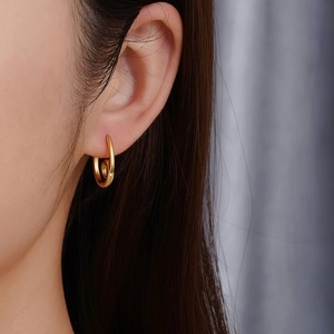 Élégantes boucles d'oreilles dorées en forme de U au design géométrique minimaliste
