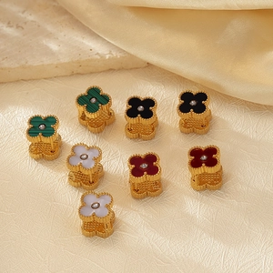 Boucles d'oreilles trèfle en acier inoxydable plaqué or 18 carats avec oxydes de zirconium
