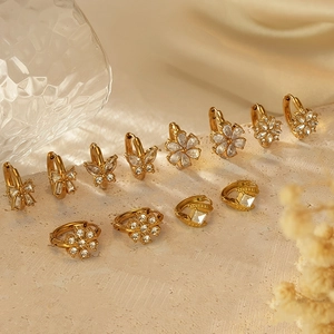 Élégantes boucles d'oreilles créoles plaquées or 18k avec fleurs et papillons en zircon