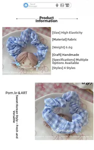 Gros plan d'un chouchou à carreaux bleus avec une petite poupée tricotée mignonne