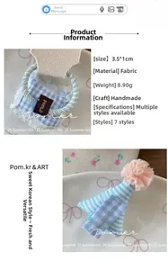 Vue détaillée de barrettes et chouchous rayés bleus avec dentelle rose et fleurs