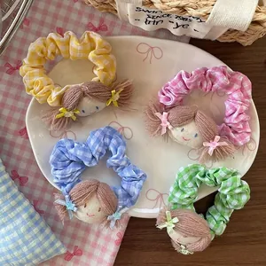 Lot de 4 chouchous à carreaux colorés avec charmantes poupées en tricot aux couleurs vives