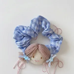 Chouchou à carreaux bleus avec tête de poupée en peluche faite main pour fille