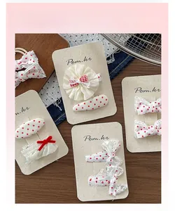 Detailansicht der koreanischen Haarspangen mit roten Punkten und Spitzen-Haarschmuck-Set