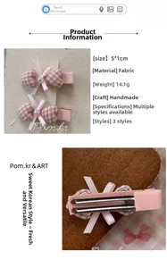 Vue détaillée des barrettes cœur à carreaux roses avec texture tissu et clip métal