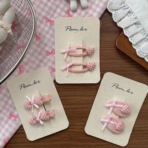 Ensemble de barrettes à cheveux roses à carreaux avec cœurs et perles sur bois