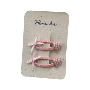 Pinces à cheveux roses à carreaux avec cœur et nœud avec perles sur carte