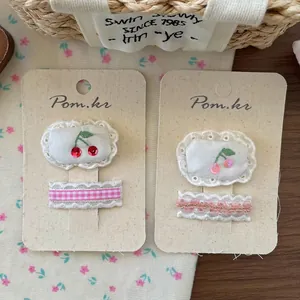 Süßes Spitzen Haarspangen Set mit Kirschstickerei für Mädchen in floralem Stoff Design