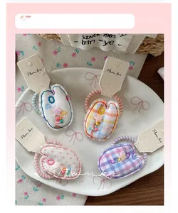 Quatre chouchous en tissu de style coréen avec motifs d'étoiles présentés sur un plat en céramique