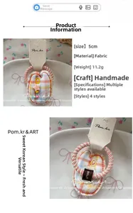 Détail d'un chouchou en tissu à carreaux fait main avec dimensions 5cm et poids 11,2g