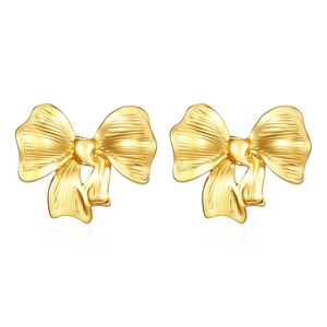 Boucles d'oreilles nœud dorées avec texture métallique plissée et placage en or 18k
