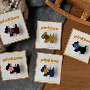 Fünf Scottie Dog Haarklammern mit Stoffblumen auf eleganter Retro-Display-Karte