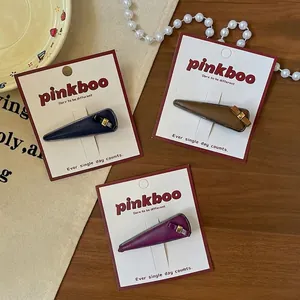 Lot de trois barrettes triangle en cuir avec nœuds métalliques, bleu, marron et violet
