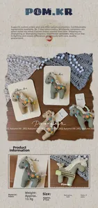 Détail d'une barrette poney en tissu faite à la main avec broderie florale et pompon