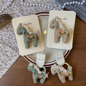 Barrettes et élastiques poney brodés à la main avec motifs floraux en vert et beige