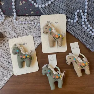 Barrette poney brodée à la main et élastique à fleurs pour enfants aux tons naturels