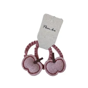 Paire de chouchous élastiques en tissu avec jolies cerises en peluche sur carte