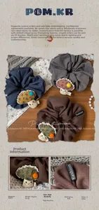 Détail de chouchous en tissu avec breloques champignons en bleu, gris et marron