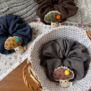 Trois chouchous d'automne avec champignons en bleu marine, marron et gris, motifs fleurs