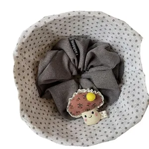 Chouchou champignon mignon avec motif floral et dentelle sur base en tissu gris