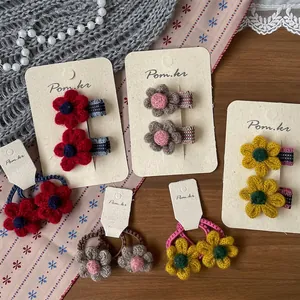 Barrettes et élastiques à fleurs crochetées à la main en rouge, gris et jaune pour filles