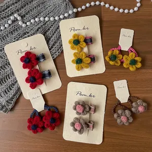 Barrettes et élastiques à fleurs crochetées à la main aux tons d'automne sur bois