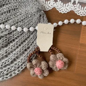 Détails de pinces à cheveux en forme de fleurs faites à la main au crochet doux