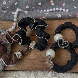 Scrunchies in raso fatti a mano con ciondolo a cuore e perle in nero e marrone