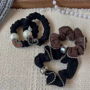 Elastici in raso fatti a mano con perle, cuori di metallo e strass di cristallo