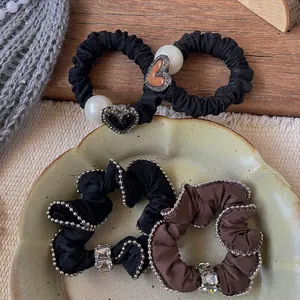 Scrunchies in Tessuto di Raso Coreano per Donna Ciondolo con Perla Artificial a Cuore e Strass Elastici per Capelli Eleganti