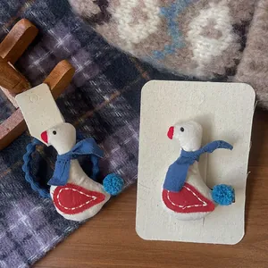 Handgefertigtes Set aus Enten-Haarspange und elastischem Haargummi mit blauem Pompon