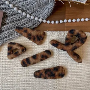 Leopard Print Fabric Hair Clip Korean Style Plush Texture Hair Claw Autumn Winter Headwear For Women Girls Hair Accessory