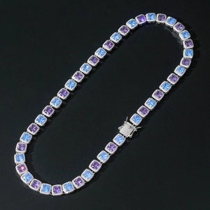 Dettaglio macro della collana tennis hip hop 10mm con zirconi quadrati blu e viola