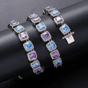 Dettaglio macro della catena hip hop con zirconi quadrati blu e viola da 10mm e pavé di diamanti