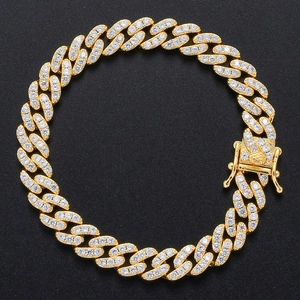 Bracelet gourmette hip hop 9mm doré serti de zircons sur fond noir texturé