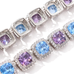 Dettaglio macro di bracciali tennis in argento con zirconi quadrati blu e viola a halo