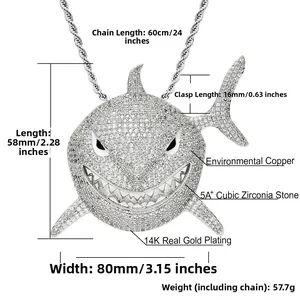Vue détaillée du grand pendentif requin avec placage en or 14K et incrustation de zircone