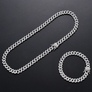 Détail de l'ensemble de bijoux cubains hip-hop sertis de zircons blancs étincelants