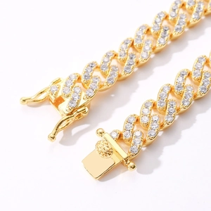 Bracelet gourmette doré 9mm serti de zircons avec boucle à texture losange