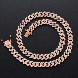 Détail d'une chaîne cubaine 9mm en or rose avec zircons blancs et fermoir de sécurité