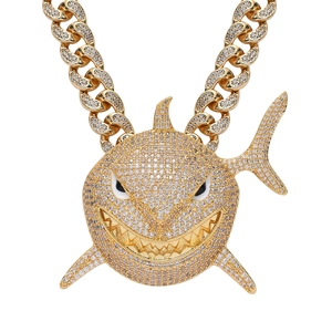 Makro-Detail von Iced-Out Hai-Anhänger mit Zirkonia-Mikropavé an einer groben Cuban-Kette