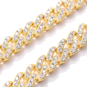 Détail de la chaîne cubaine 9mm en or rose sertie de zircons cubiques blancs en pavé