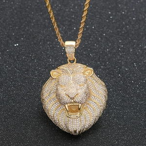 Vue détaillée du pendentif tête de lion avec zircons et chaîne en corde dorée