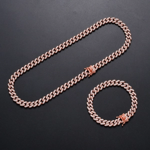 Détail du kit de chaîne cubaine 9mm en or rose serti de zircons blancs brillants