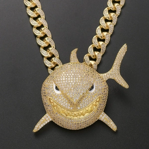 Makro-Detail von Iced-Out Hip-Hop Haifisch-Anhänger und mikro-gepflasterter Kuba-Kette
