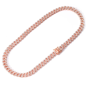 Gros plan sur une chaîne cubaine de 9mm en or rose sertie de zircons blancs brillants