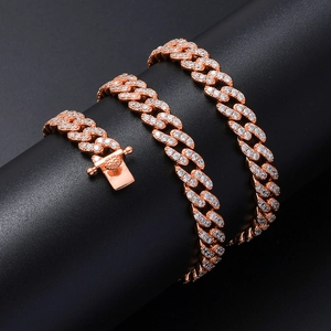 Détail du collier chaîne cubaine en or rose avec zircons blancs de 9mm et fermoir à cliquet